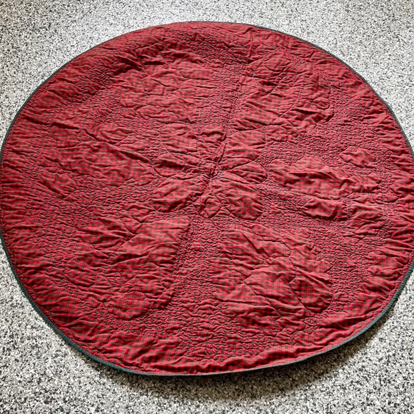 Reversible Round Christmas Quilt Table Cloth - Picture 3 of 4